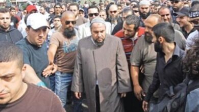 الرافعي يؤم المصلين في الهواء الطلق