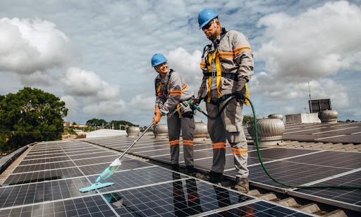 4 دولارات كلفة تنظيف لوح الطاقة الشمسية 1