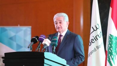 صفير يغسل يدي المصارف من الخراب الذي صنعته 1