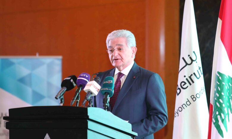 صفير يغسل يدي المصارف من الخراب الذي صنعته 1